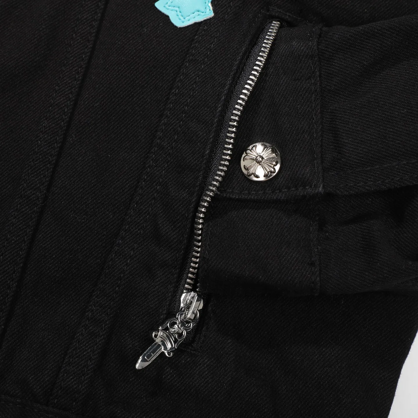 P340 ChromeHearts CH ChromeHearts Lamb Wool Collar Jacket Black Denim Jacket Colorful Cross Patchwork Leather Suede Lamb Wool Lining Fashionable and Personalized Super versatile and good-looking denim jacket Suitable for both men and women A must-have item Packaging Tag Collar Label Washed Wheat Complete Color: Black Size: S-XL